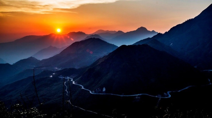 Nếu có dịp ghé thăm cao nguyên đá Hà Giang, hãy nán lại Mèo Vạc đến cuối ngày. Bởi đôi khi, một buổi hoàng hôn rực rỡ nơi miền đá xám cũng đủ để làm đầy trái tim những kẻ yêu thiên nhiên và đam mê khám phá. Hoàng hôn ấy không ồn ào, không phô trương, chỉ lặng lẽ buông xuống, nhưng đủ khiến người ta nhớ mãi. Ảnh dulichhagiang