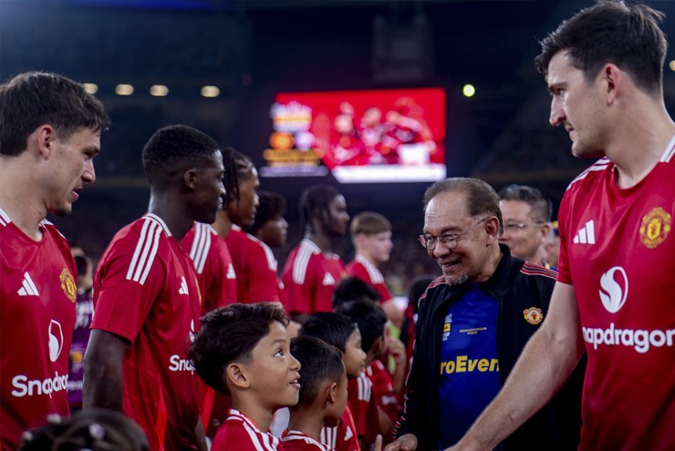 Thủ tướng&nbsp;Anwar Ibrahim bắt tay các cầu thủ MU