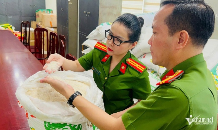 Cơ quan công an kiểm tra chất lượng gạo.