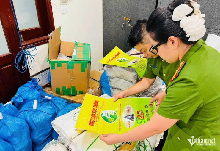 Cơ quan công an kiểm tra bao bì gạo.