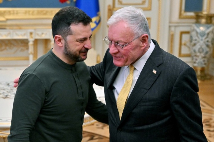 Đặc phái viên Kellogg trao đổi cùng Tổng thống Ukraine Volodymyr Zelensky trong một chuyến thăm đến Kiev hồi tháng 2/2025. Ảnh: GettyImages