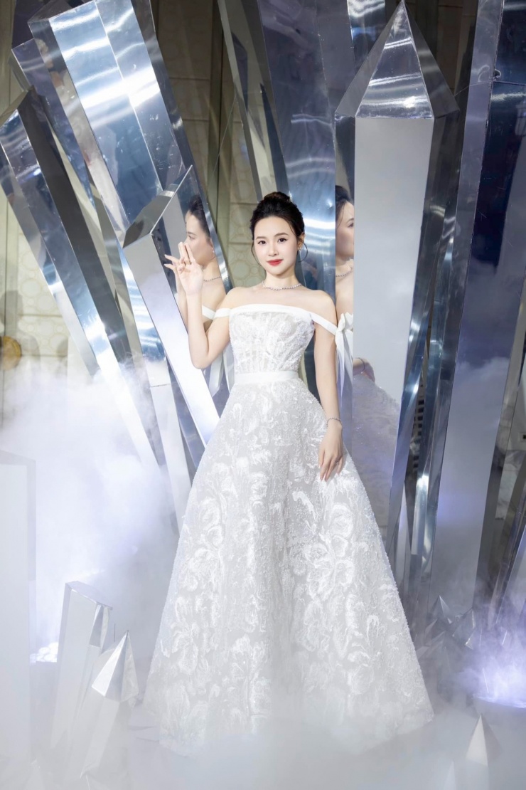 Midu khoe da trắng, vòng eo 'nhỏ xíu' với mẫu váy ren cao cấp khi dự show của NTK Chung Thanh Phong. Trong không gian huyền ảo, mỹ nhân 36 tuổi được khán giả khen như công chúa cổ tích.