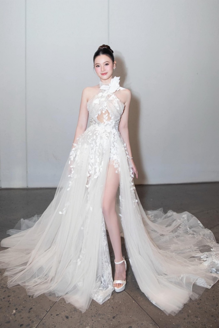 Trước khi lập gia đình, diễn viên không ngại thử nghiệm những kiểu mốt táo bạo với đầm hở ngực, cut-out... Tuy nhiên từ lúc về chung nhà với chồng đại gia, Midu tiết chế hơn trong những khoảng hở, chỉ chọn các thiết kế gợi cảm vừa phải.