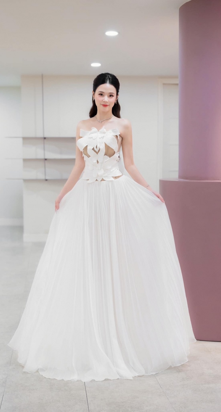 Các bộ váy với những chất liệu mềm mại, bay bổng như voan, tulle, chiffon... được Midu phối cùng các kiểu trang sức đá quý, kim cương tăng độ lung linh.