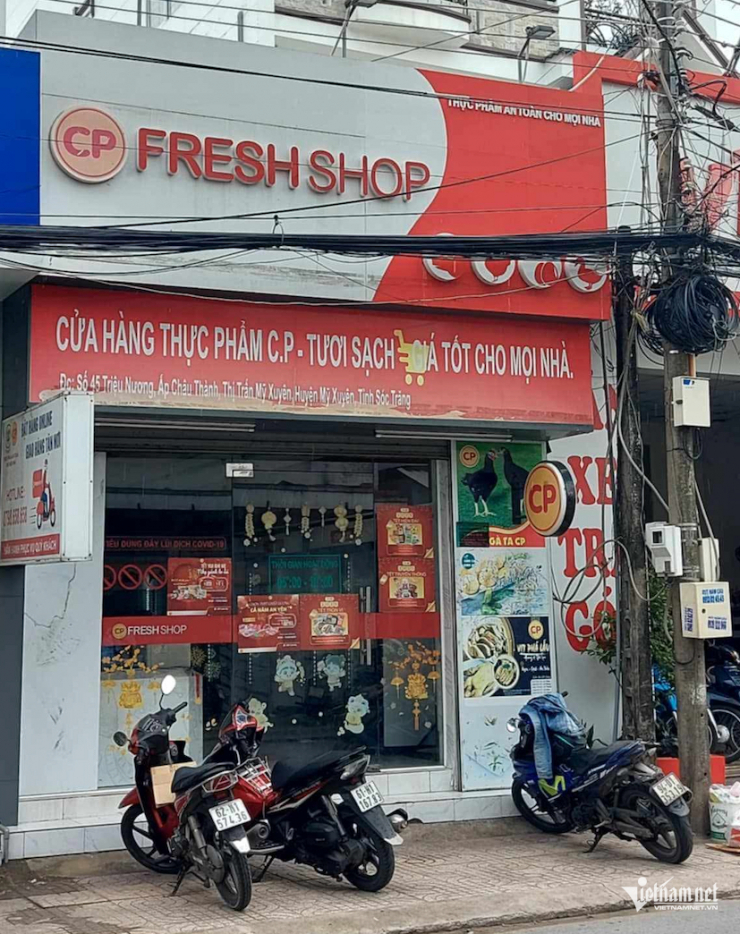 Đoàn kiểm tra liên ngành đến kiểm tra cửa hàng Fresh Shop của C.P. Việt Nam tại Mỹ Xuyên (Sóc Trăng). Ảnh: Trần Tuyên