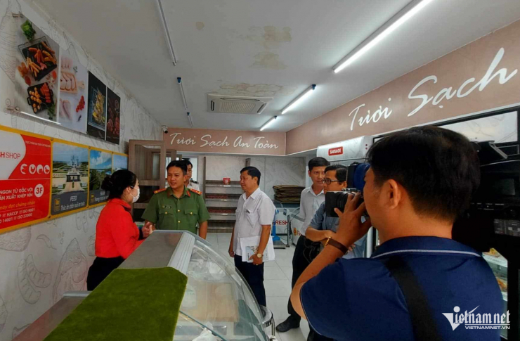 Tại thời điểm kiểm tra, cửa hàng vắng khách. Có 3 người, gồm 2 nhân viên và 1 quản lý đang làm việc. Ảnh: Trần Tuyên