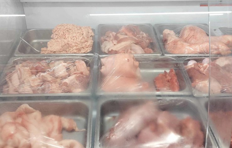 Các loại thịt lợn được bày trong tủ. Ảnh: Trần Tuyên