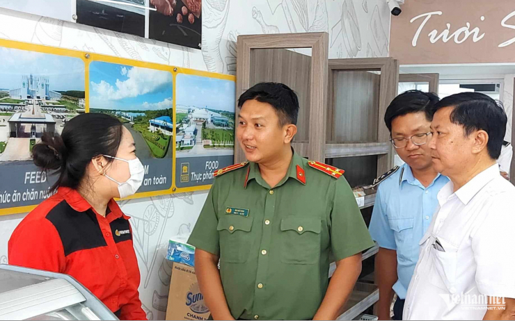 Cơ quan chức năng cũng tiến hành kiểm tra giấy phép kinh doanh, hồ sơ kiểm dịch. Ảnh: Trần Tuyên