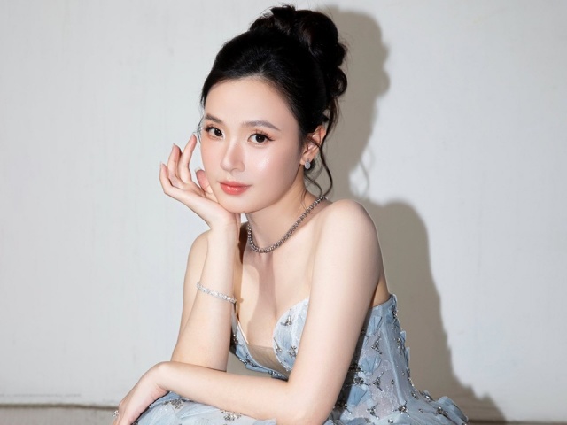 Midu chuộng đầm cầu kỳ như công chúa sau kết hôn với chồng đại gia