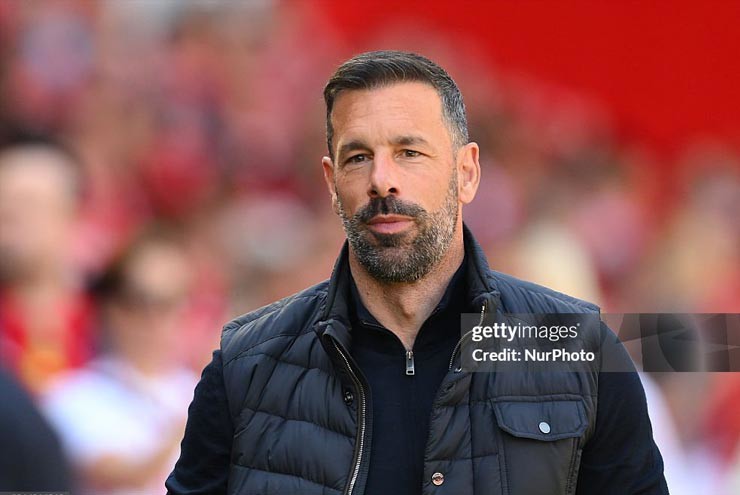 Leicester nguy cơ bị trừ điểm nặng, Van Nistelrooy khó quay lại Ngoại hạng Anh