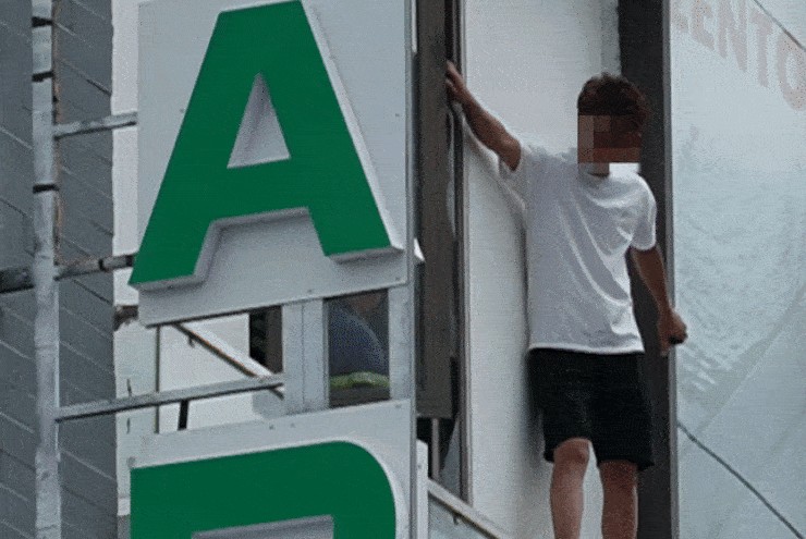 Thanh niên trèo ra ban công tầng 4 khách sạn ở Đà Nẵng đòi nhảy lầu