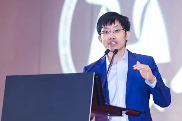 Từ cậu học trò ở làng quê nghèo, Lương Văn Phong đã trở thành "người hùng" trong giới trí tuệ nhân tạo tại Trung Quốc. Ảnh: Weibo