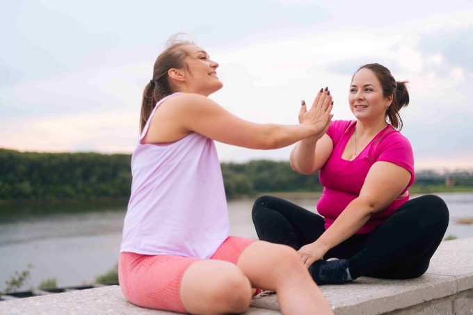 Đi bộ nhẹ nhàng sau bữa ăn là cách hiệu quả để kiểm soát đường huyết giúp giảm cân dễ dàng hơn.