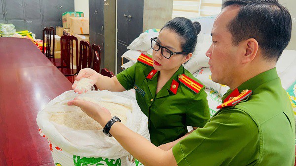 Cơ quan công an kiểm tra số gạo giả.