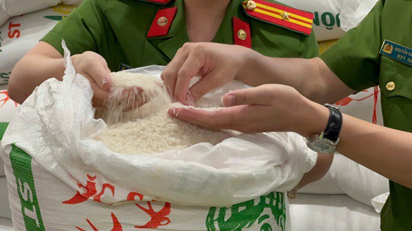 Gạo giả nhãn mác được cơ quan công an phát hiện.