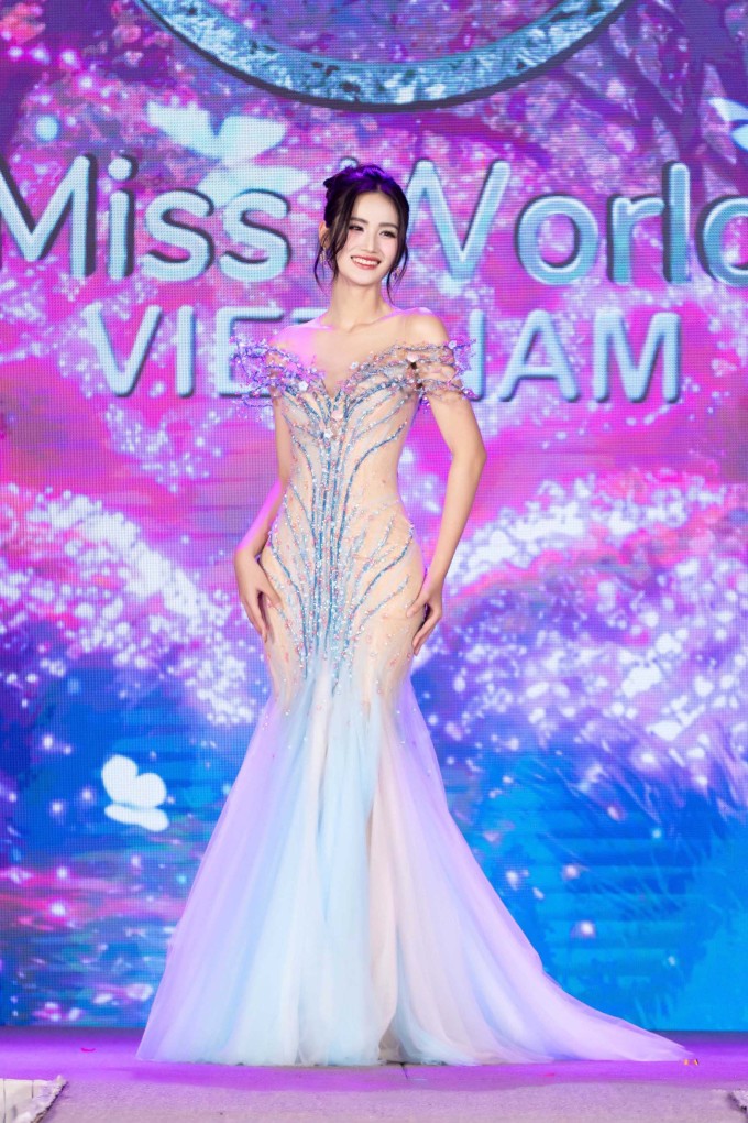 Nhan sắc 23 tuổi khoe dáng qua thiết kế "Garden of Eden".