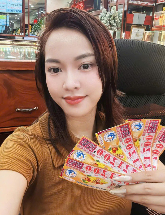 Chủ tiệm vàng Kim Búp đổi thưởng 5 tờ vé số trúng giải đặc biệt cho khách hàng