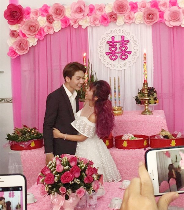 Đúng ngày diễn ra lễ ăn hỏi, Kelvin Khánh mới thông báo bằng đoạn livestream trên trang cá nhân khiến công chúng hoang mang.
