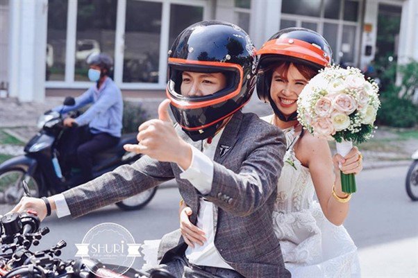 Kelvin Khánh gây chú ý khi đón dâu bằng xe mô tô.