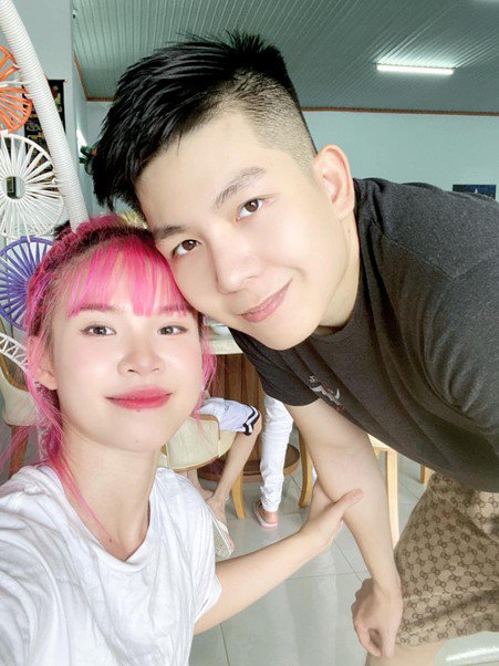 Trên mạng xã hội, cặp đôi thường chia sẻ khoảnh khắc đời thường giản dị, hạnh phúc bên nhau. (Ảnh: FBNV).
