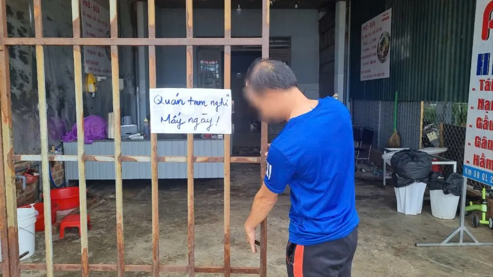 Quán phở bị đập phá phải tạm nghỉ để sửa sang. Ảnh: T.T