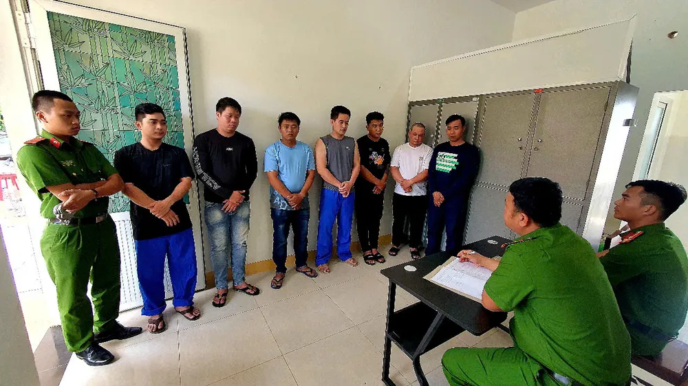 Nhóm nghi phạm đập phá quán phở tại cơ quan công an. Ảnh: S.Đ