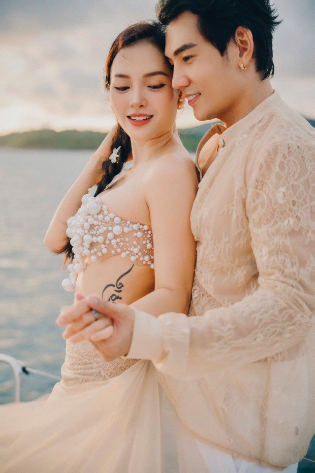 Ca sĩ, diễn viên Phương Trinh Jolie tình tứ bên ông xã Lý Bình trong chuyến du lịch Thái Lan. Cặp đôi tận hưởng những phút giây lãng mạn dành cho nhau. Nữ ca sĩ vừa đăng ảnh chuyến đi này nhân dịp kỷ niệm ngày cưới, điều khiến người hâm mộ nhận ra đó là cô đã lấy lại sắc vóc sau khi sinh một cách ngoạn mục.
