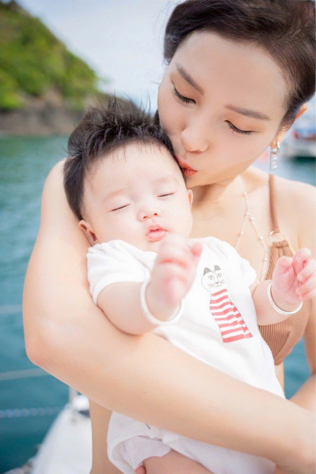 Khoảng hai tháng sau sinh, ca sĩ Phương Trinh Jolie đã bắt đầu quay trở lại với việc tập yoga, duy trì thói quen tập yoga 3 buổi mỗi tuần, mỗi buổi kéo dài khoảng một tiếng và luôn có huấn luyện viên đồng hành để đảm bảo các bài tập phù hợp với thể trạng sau sinh.