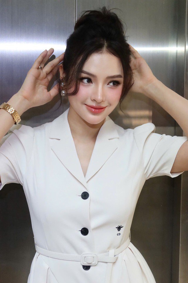 Sau khi sinh, cô cũng ưu tiên thực phẩm tươi sạch, giàu dinh dưỡng như rau xanh, thịt nạc, cá tươi (tránh cá có thủy ngân), các loại hải sản và trái cây ít ngọt và sữa hạt. Ngoài ra, chú trọng thay đổi thói quen hàng ngày để xây dựng một lối sống lành mạnh. Việc uống đủ nước, tối thiểu 2 lít mỗi ngày, được điều chỉnh phù hợp theo cân nặng.