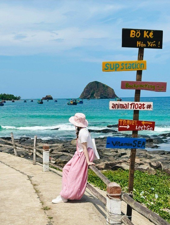 Bên cạnh việc chiêm ngưỡng san hô và cảnh biển, du khách đến Hòn Yến còn có thể khám phá làng chài Nhơn Hội gần đó – nơi vẫn lưu giữ nét sinh hoạt truyền thống của ngư dân miền Trung. Ảnh dulichHonYen