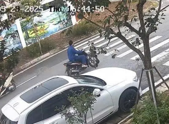 Kẻ cướp ngân hàng di chuyển trên xe máy Yamaha Sirius màu đỏ đen. Ảnh: CAQN