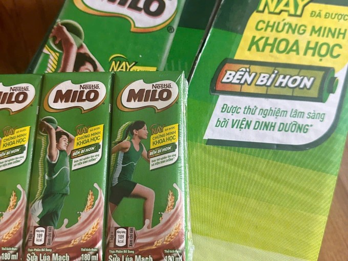 Nestlé Milo gắn tên Viện Dinh dưỡng trên bao bì quảng cáo. Ảnh: Lê Nga
