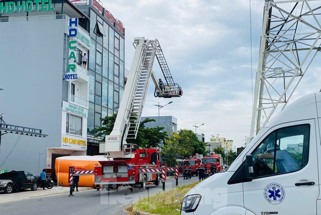 Lực lượng chức năng tiếp cận, bơm phao hơi đề phòng thanh niên này nhảy lầu.