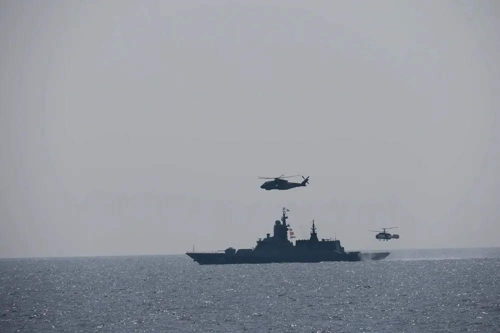 Trực thăng Merlin giám sát tàu Nga. Ảnh: HẢI QUÂN ANH