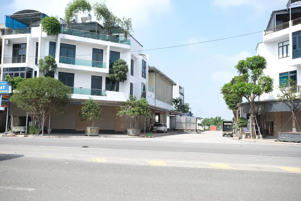 Sự việc các cửa hàng đóng cửa kéo dài trong khoảng 3 ngày. Sáng nay, sau khi được tuyên truyền giải thích pháp luật các hộ dân đã mở cửa trở lại. Ảnh: PV
