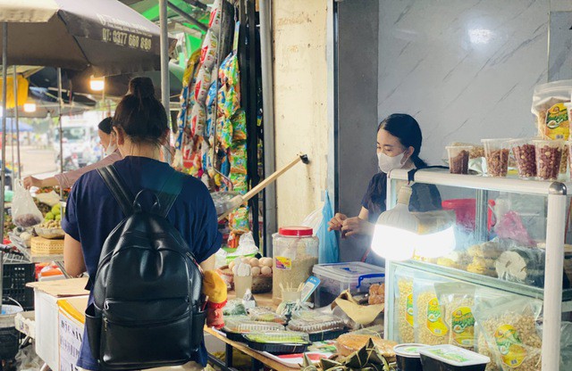 Người tiêu dùng có thể dễ dàng mua các món đồ ăn để sắp xếp mâm cỗ trên thị trường.