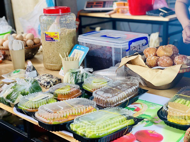 Càng gần ngày Tết Đoan Ngọ trên thị trường lại nhộn nhịp bày bán các món ăn truyền thống như cái rượu nếp, bánh gio, bánh cốm...