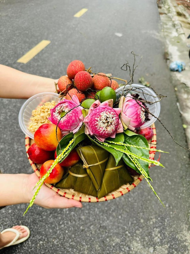 Mẹt cúng Tết Đoan Ngọ đơn giản bao gồm rượu nếp cẩm, nếp cái hoa vàng, một cặp bánh gio kèm mật mía, 3 bông sen quan âm, nhành hoa cau và quả mận, vải, đào.