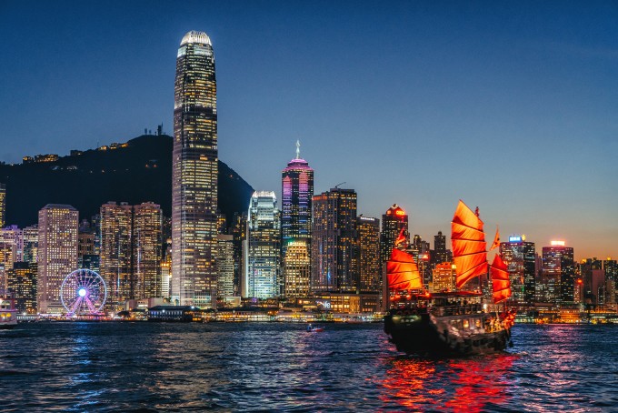 Cảng Victoria, Hong Kong, về đêm. Ảnh: HKTB