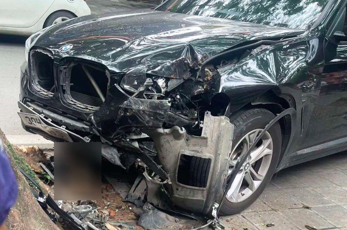 Chiếc xe ô tô BMW trong vụ tai nạn. Ảnh: M.Q.