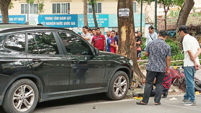 Chiếc BMW X3 chồm lên thân cây cao hơn 1m làm bong vỏ.
