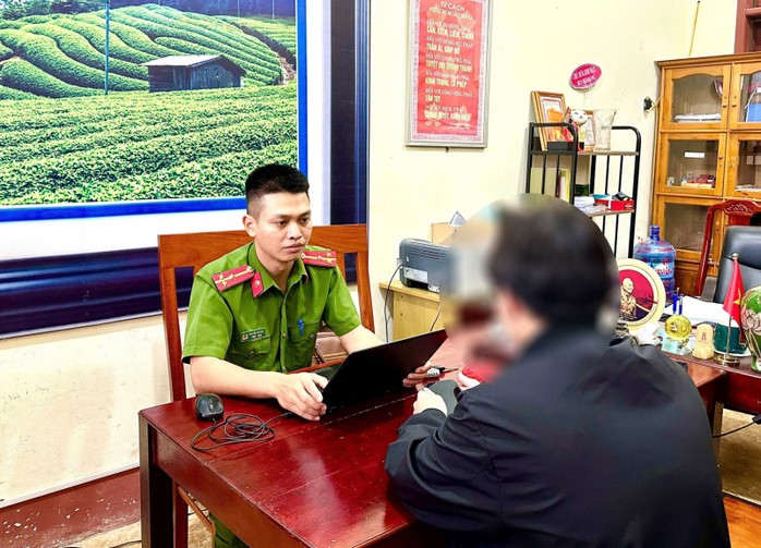 Công an thị trấn Phố Châu giải thích thủ đoạn của các đối tượng lừa đảo cho em H. (Ảnh CAHT)