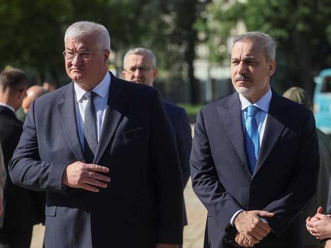 Ngoại trưởng Ukraine Andrii Sybiha và Ngoại trưởng Thổ Nhĩ Kỳ Hakan Fidan. (Ảnh: Reuters)