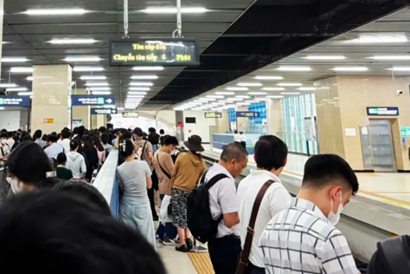 Hành khách phải đợi ở sảnh nhà ga khi Metro Cát Linh - Hà Đông gặp sự cố. Ảnh do người dân chụp