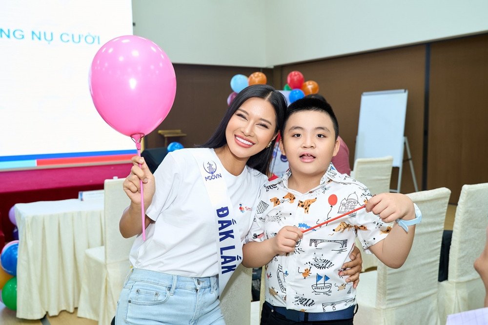  Cô có kinh nghiệm làm MC song ngữ và thành tích học tập đáng nể.