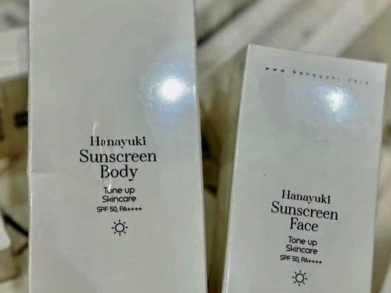 Nhà máy sản xuất Công ty EBC Đồng Nai và sản phẩm kem chống nắng Hanayuki Sunscreen Body. Nguồn: Công an tỉnh Đồng Nai
