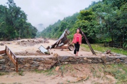 Lũ quét ập về trong đêm, nhiều nhà ở xã biên giới Nghệ An tan hoang