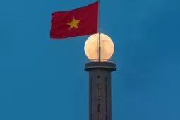 Kỳ diệu khoảnh khắc Mặt Trăng  " neo "  đỉnh cột cờ Lũng Cú