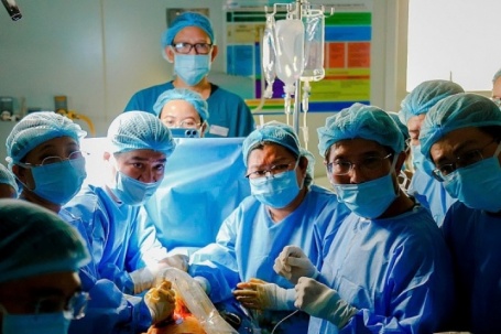 Hai phút nghẹt thở cứu tim thai nhi cho bà bầu Singapore