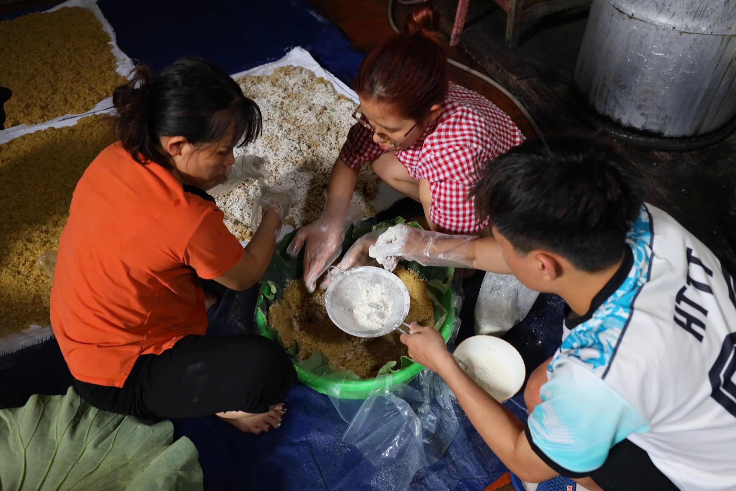 Cũng như chị Thuỷ, gia đình chị Tươi cũng đang tất bật để hoàn thành nốt những mẻ rượu nếp được bán trong ngày Tết Đoan Ngọ.